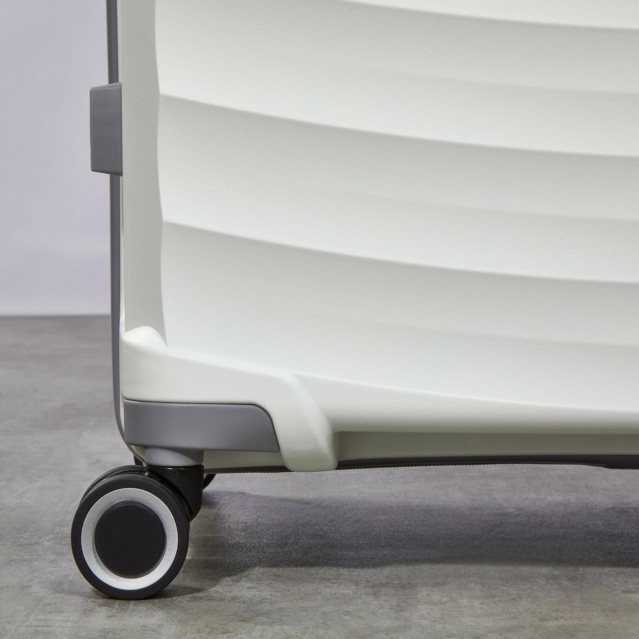 Rock Sunwave 4 Wheel Exp Medium Suitcase - 66cm 6 Rock Sunwave 4 Wheel Exp Medium Suitcase - 66cm - Image 6