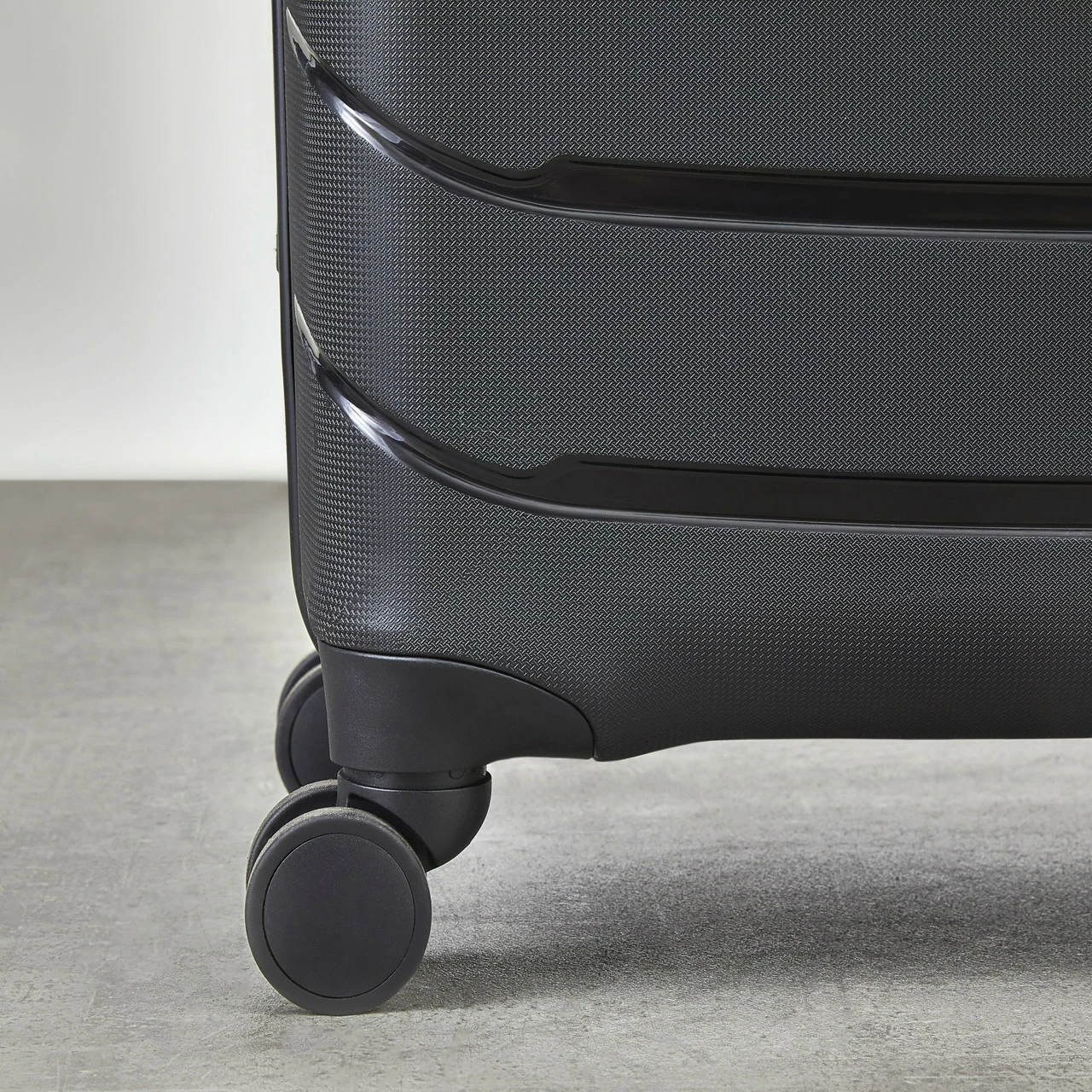 Rock Prime 4 Wheel Exp Medium Suitcase - 66cm 5 Rock Prime 4 Wheel Exp Medium Suitcase - 66cm - Image 5