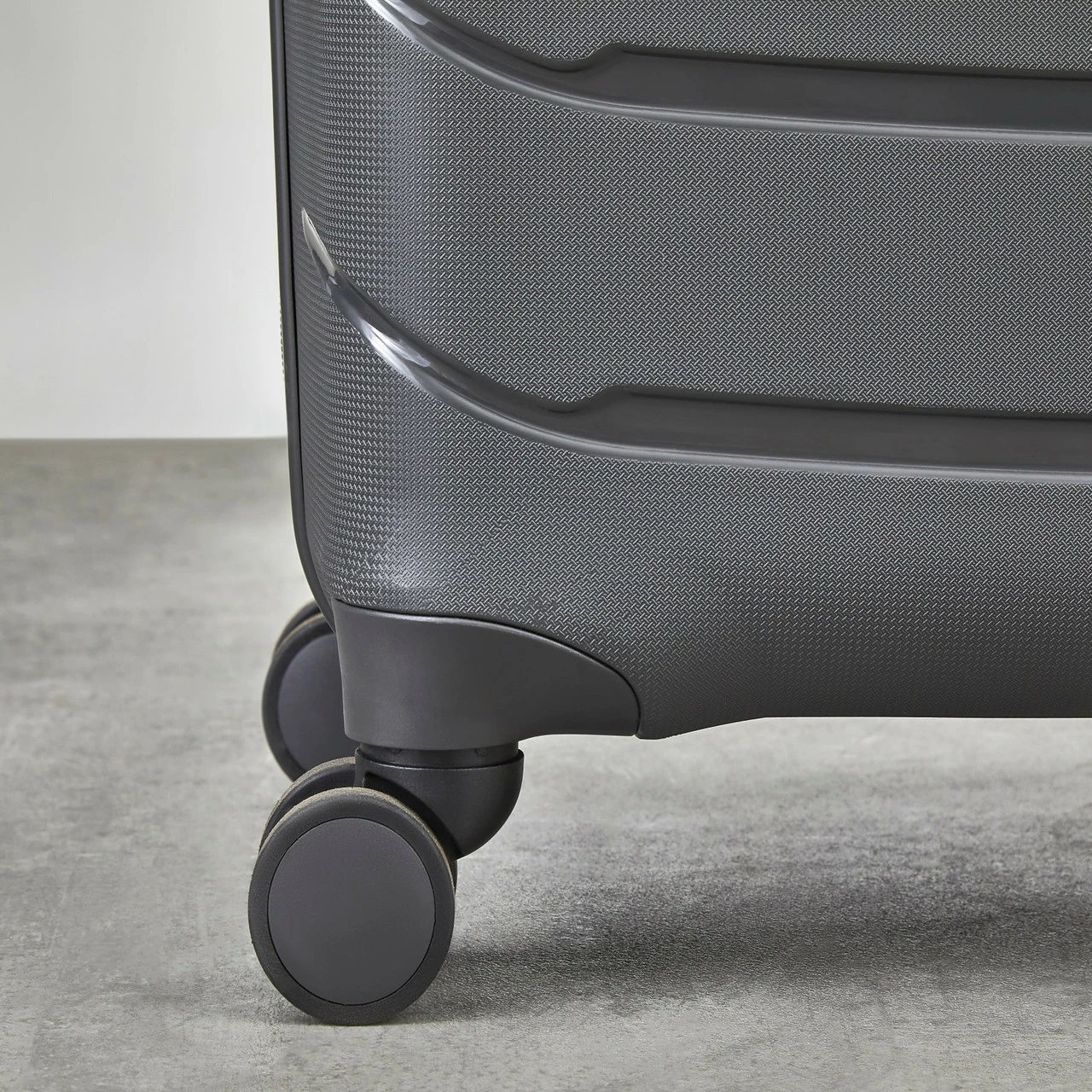 Rock Prime 4 Wheel Exp Medium Suitcase - 66cm 12 Rock Prime 4 Wheel Exp Medium Suitcase - 66cm - Image 12