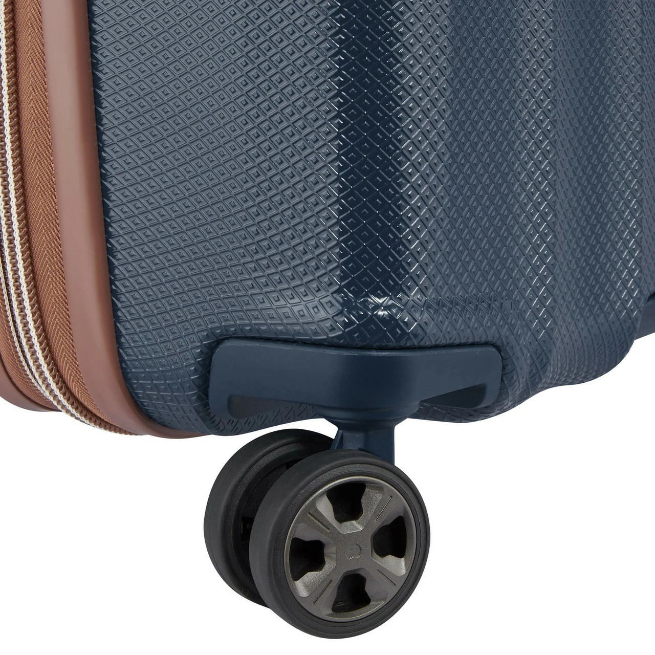 Delsey St. Tropez 4 Wheel Expandable Medium Suitcase - 67cm 16 Delsey St. Tropez 4 Wheel Expandable Medium Suitcase - 67cm - Image 16