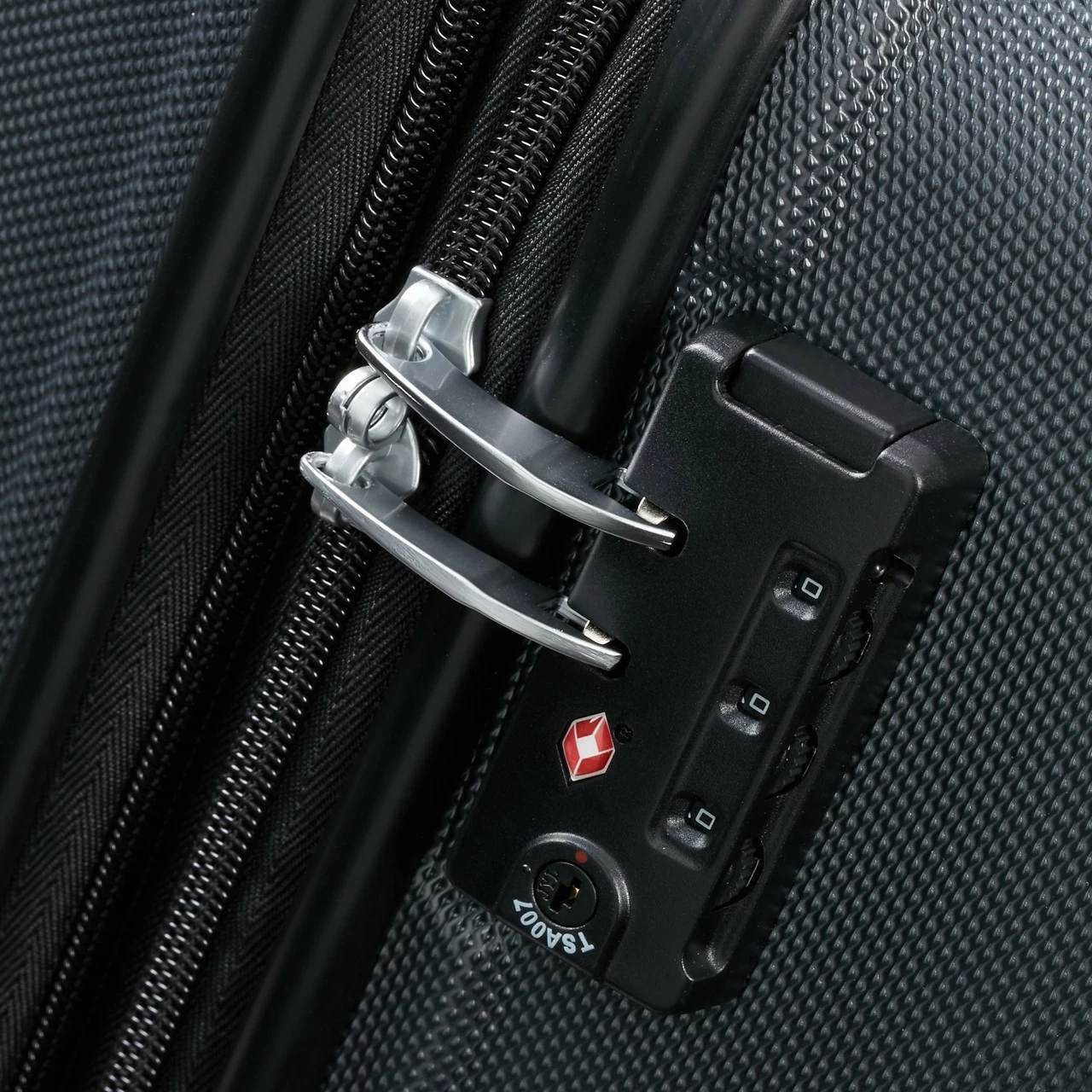 American Tourister Tracklite 4 Wheel Expandable Suitcase - 67cm 13 American Tourister Tracklite 4 Wheel Expandable Suitcase - 67cm - Image 13